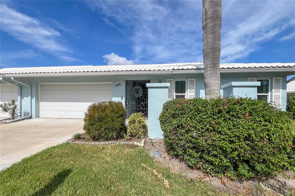 Active With Contract: $331,900 (2 beds, 2 baths, 1950 Square Feet)