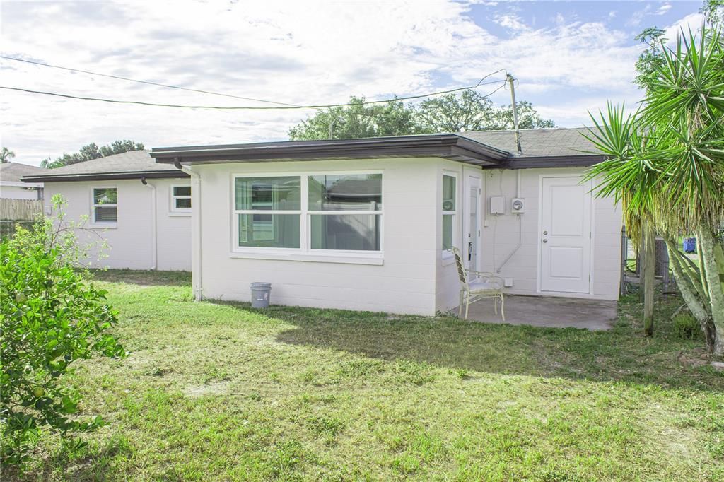 Active With Contract: $245,000 (2 beds, 1 baths, 988 Square Feet)