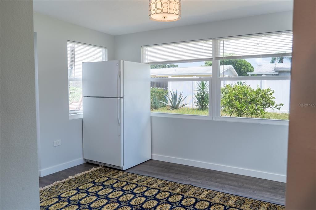 Active With Contract: $245,000 (2 beds, 1 baths, 988 Square Feet)