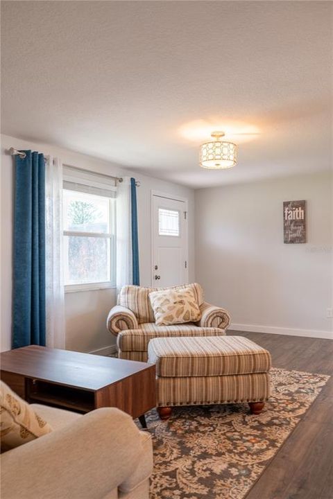 Active With Contract: $245,000 (2 beds, 1 baths, 988 Square Feet)