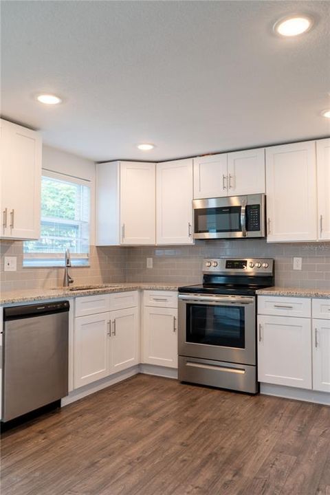 Active With Contract: $245,000 (2 beds, 1 baths, 988 Square Feet)