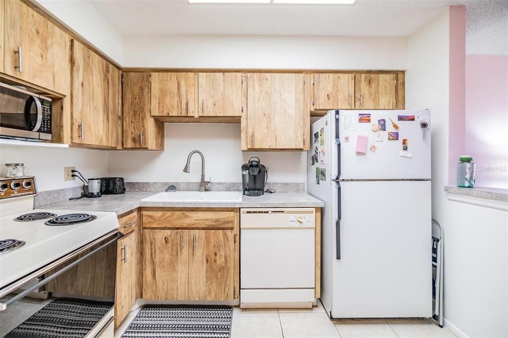 For Sale: $189,900 (1 beds, 1 baths, 707 Square Feet)