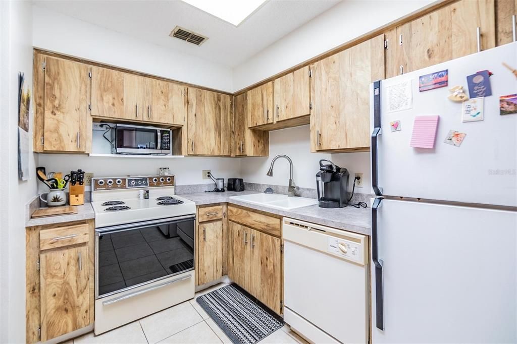 For Sale: $189,900 (1 beds, 1 baths, 707 Square Feet)