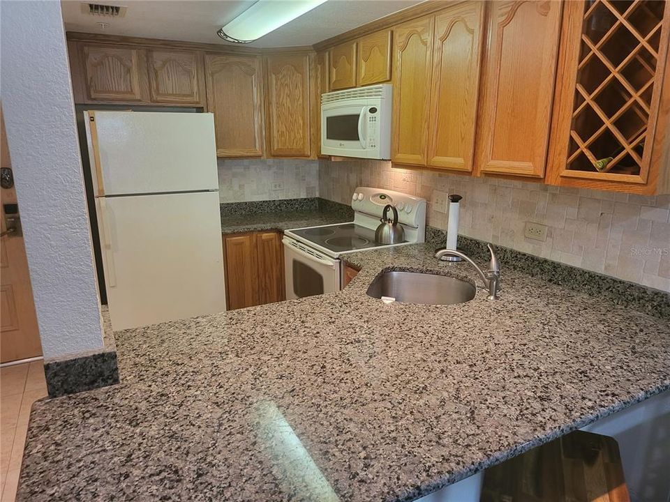 For Sale: $174,900 (1 beds, 1 baths, 610 Square Feet)