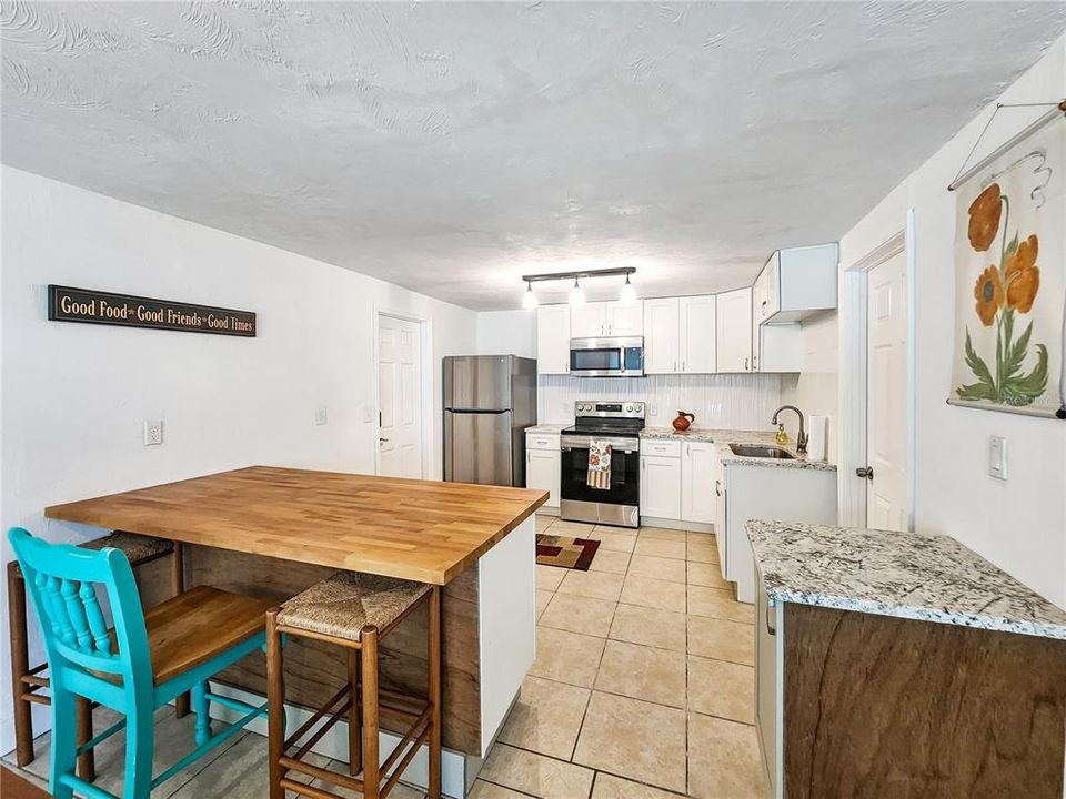 Active With Contract: $159,900 (2 beds, 2 baths, 872 Square Feet)