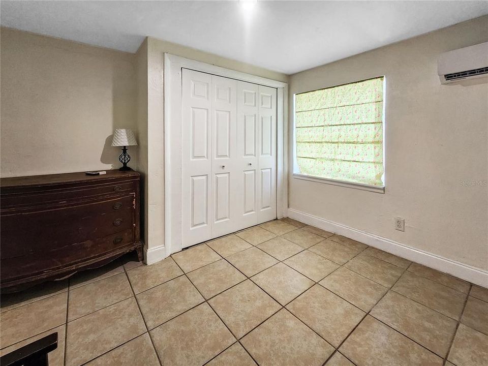 Active With Contract: $159,900 (2 beds, 2 baths, 872 Square Feet)