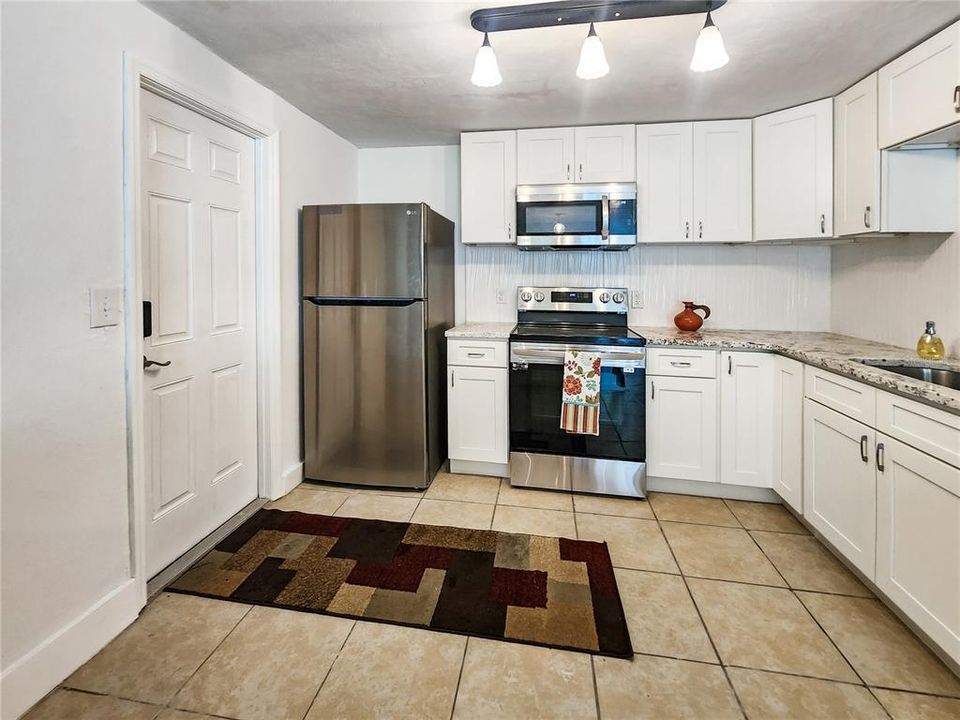 Active With Contract: $159,900 (2 beds, 2 baths, 872 Square Feet)