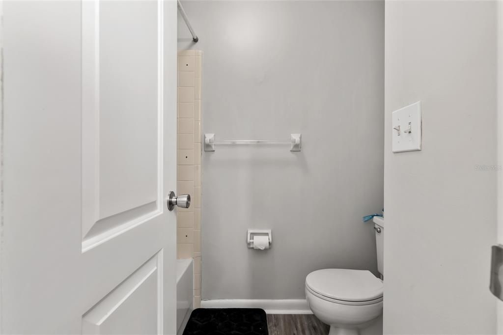 Active With Contract: $160,000 (2 beds, 1 baths, 1046 Square Feet)