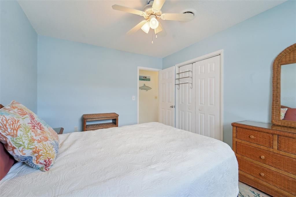 For Sale: $220,000 (2 beds, 1 baths, 936 Square Feet)