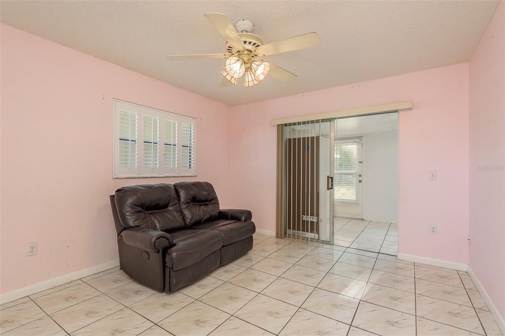 Active With Contract: $125,000 (2 beds, 2 baths, 984 Square Feet)