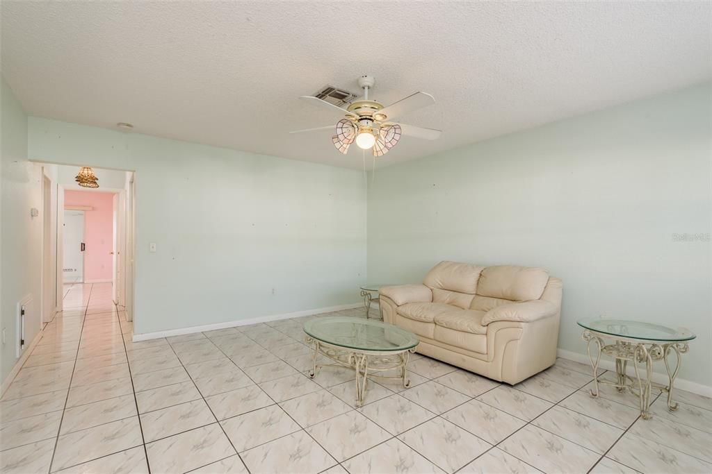 For Sale: $125,000 (2 beds, 2 baths, 984 Square Feet)