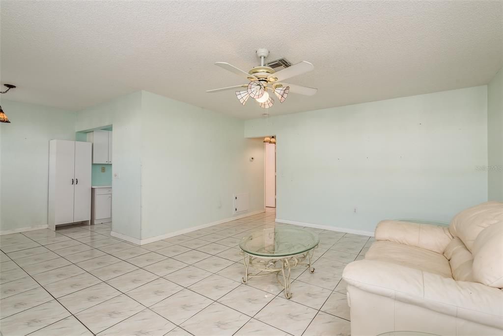 For Sale: $125,000 (2 beds, 2 baths, 984 Square Feet)