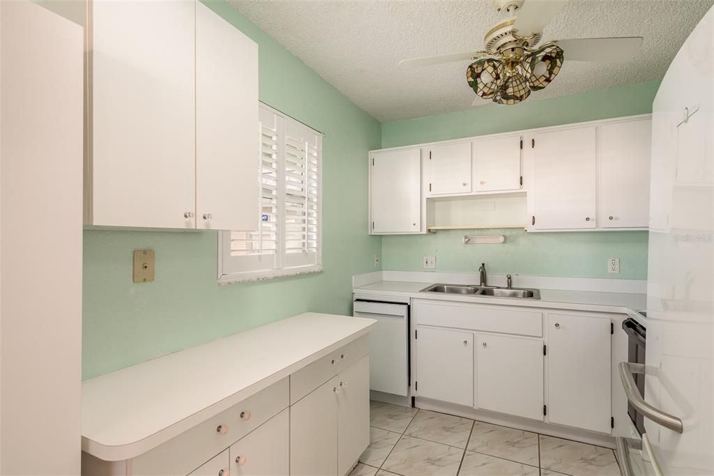 Active With Contract: $125,000 (2 beds, 2 baths, 984 Square Feet)