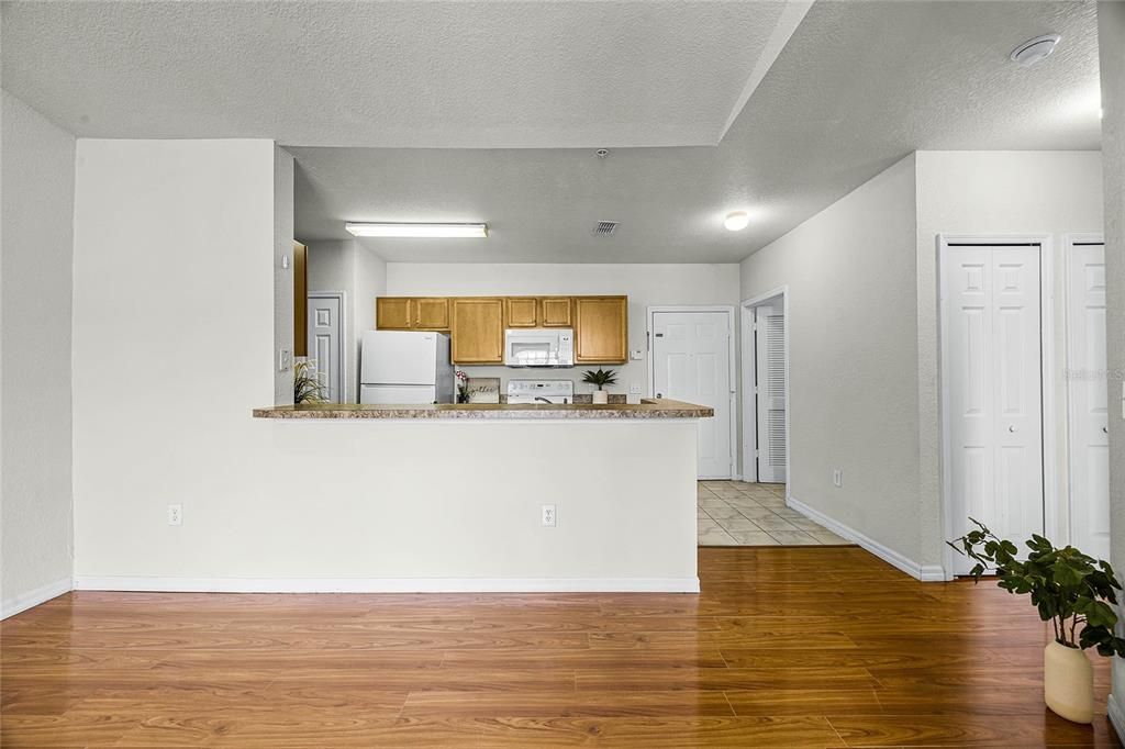 Active With Contract: $182,500 (1 beds, 1 baths, 846 Square Feet)