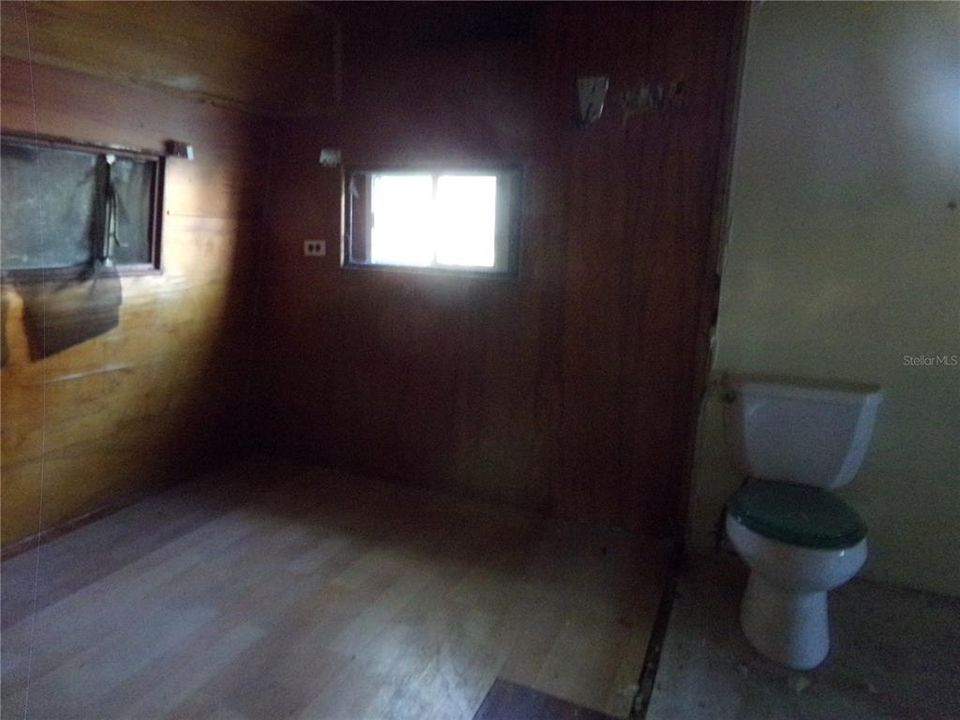 For Sale: $180,000 (2 beds, 1 baths, 936 Square Feet)