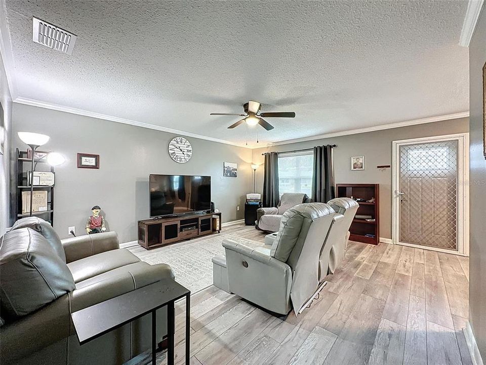 For Sale: $169,999 (2 beds, 2 baths, 984 Square Feet)