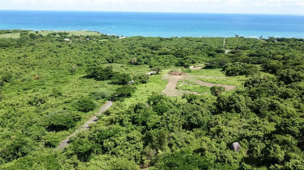 На продажу: $385,000 (2.01 acres)