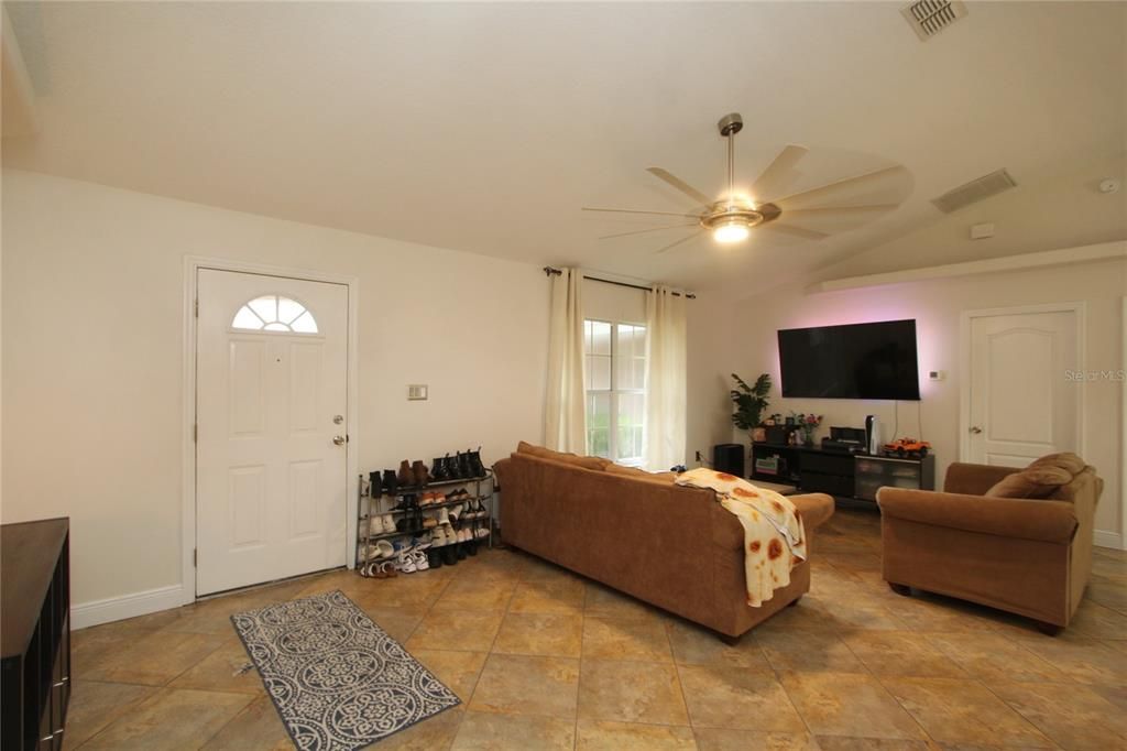 For Sale: $345,000 (3 beds, 2 baths, 1297 Square Feet)