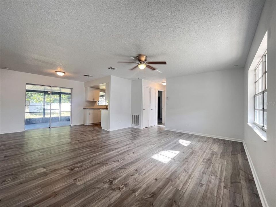 For Sale: $284,900 (2 beds, 1 baths, 1080 Square Feet)