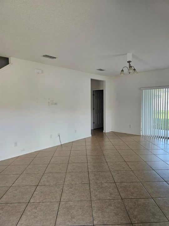 Active With Contract: $1,850 (3 beds, 2 baths, 1598 Square Feet)