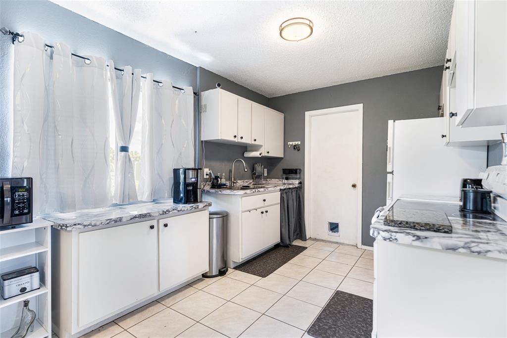 For Sale: $230,000 (2 beds, 2 baths, 912 Square Feet)