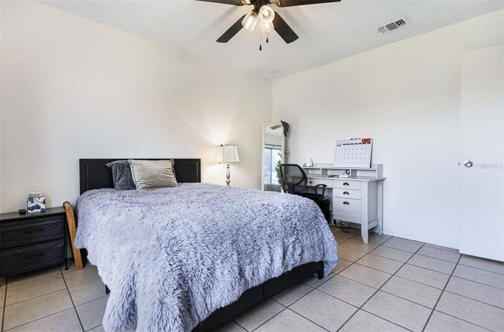 For Sale: $230,000 (2 beds, 2 baths, 912 Square Feet)