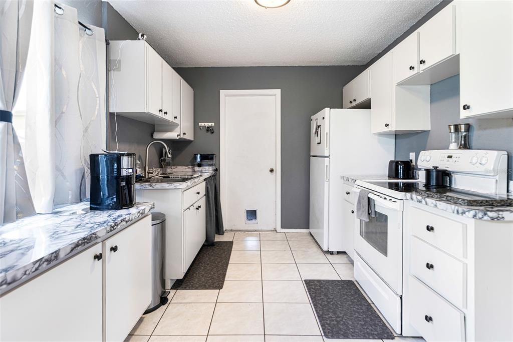 For Sale: $230,000 (2 beds, 2 baths, 912 Square Feet)