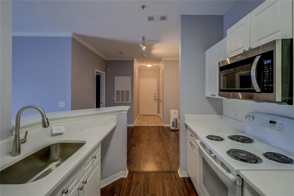 Active With Contract: $183,000 (1 beds, 1 baths, 732 Square Feet)