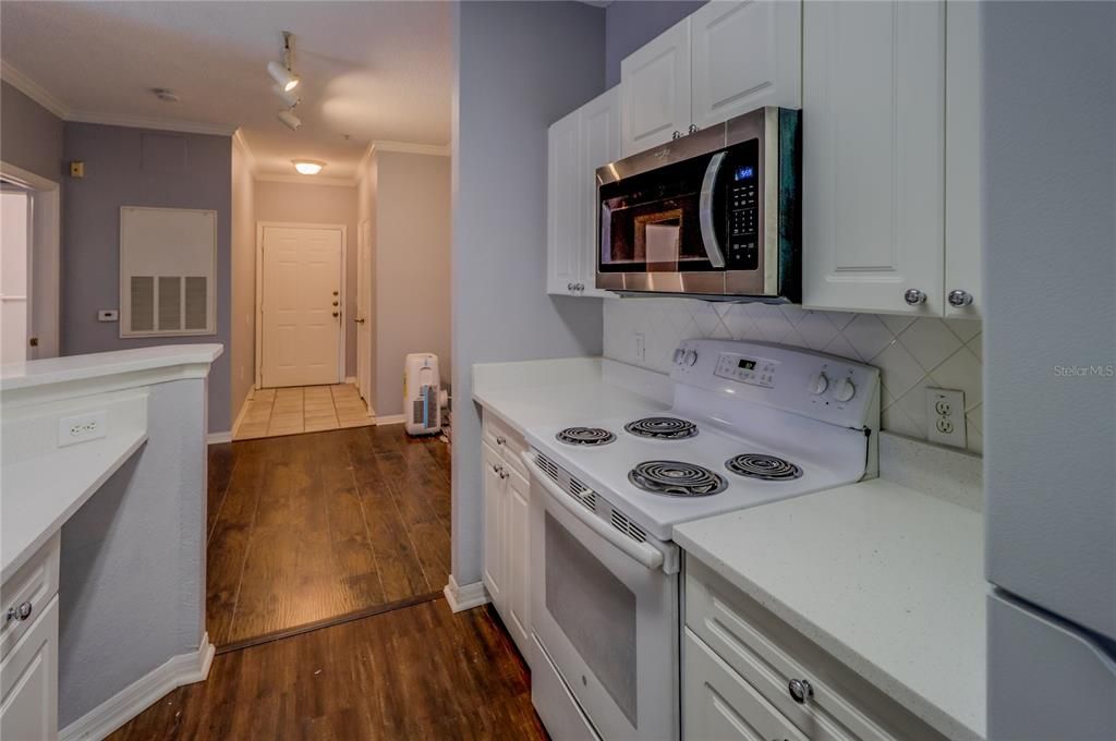 Active With Contract: $183,000 (1 beds, 1 baths, 732 Square Feet)