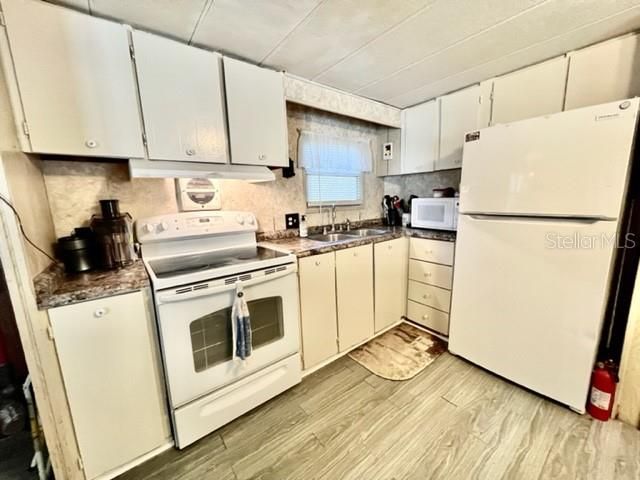 For Sale: $95,000 (2 beds, 1 baths, 672 Square Feet)