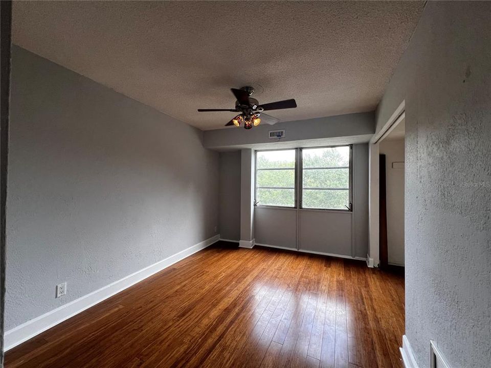 Active With Contract: $112,500 (2 beds, 1 baths, 887 Square Feet)