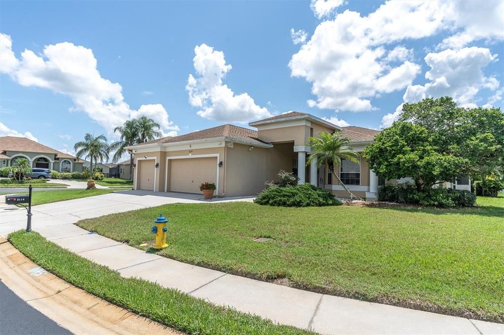 Active With Contract: $599,900 (3 beds, 3 baths, 2515 Square Feet)