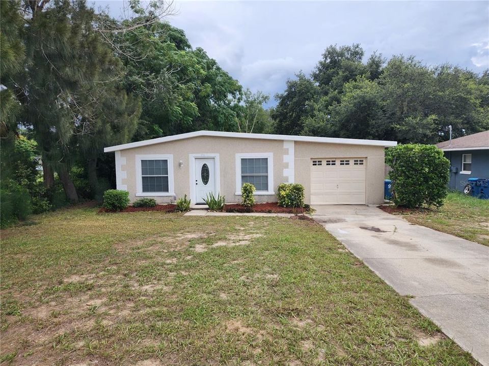 Active With Contract: $245,000 (3 beds, 2 baths, 960 Square Feet)