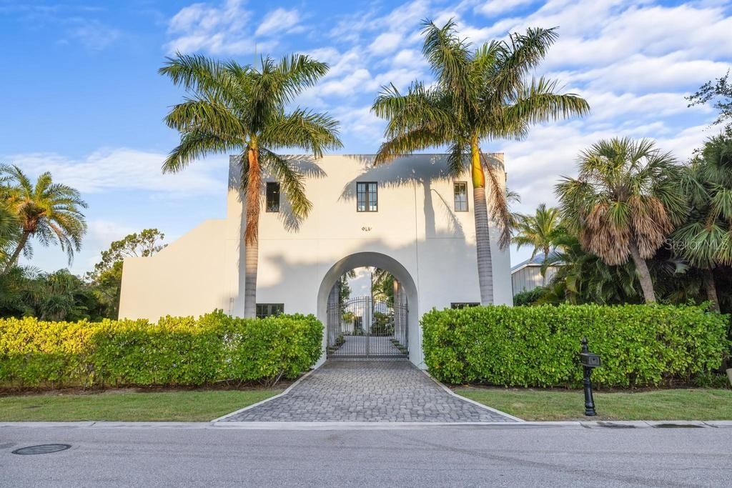 For Sale: $8,495,000 (6 beds, 6 baths, 5201 Square Feet)