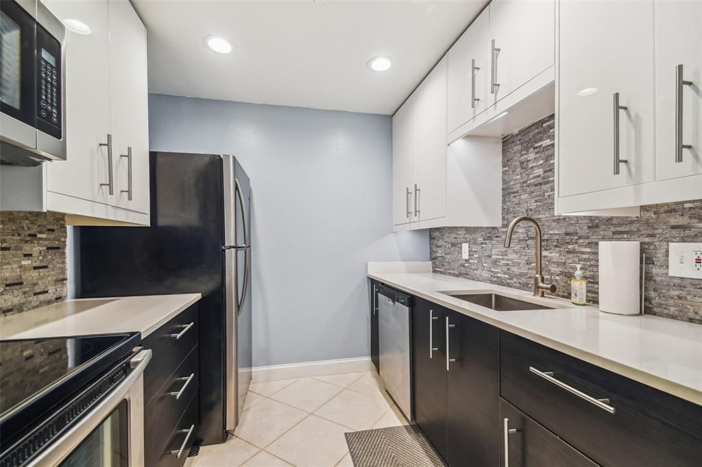 For Rent: $1,725 (1 beds, 1 baths, 760 Square Feet)