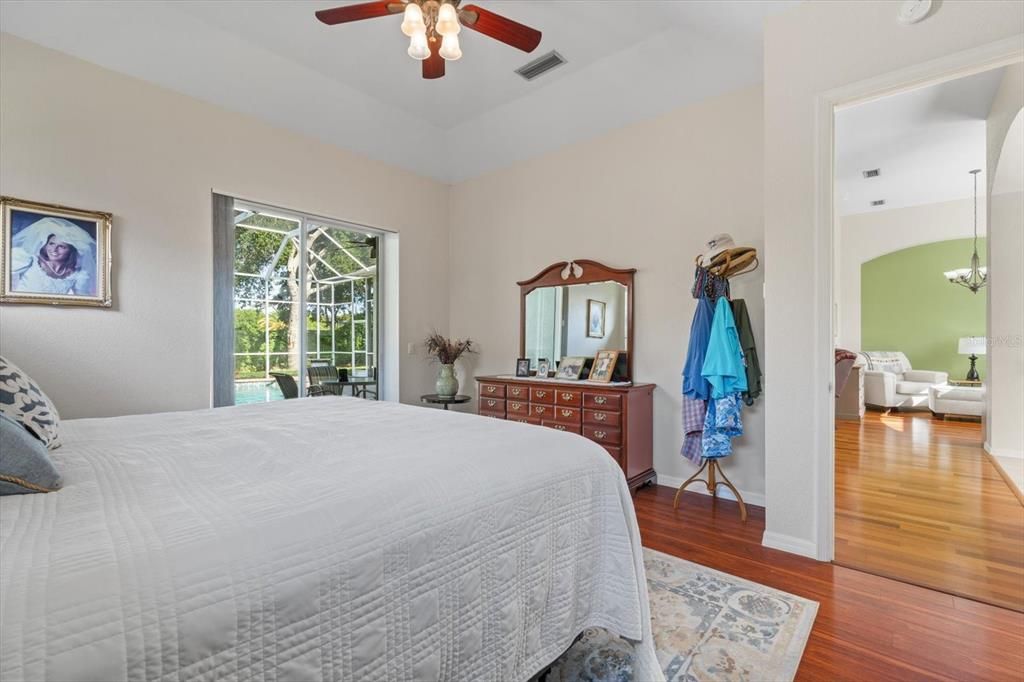 Под контрактом: $799,999 (4 спален, 3 ванн, 2527 Квадратных фут)