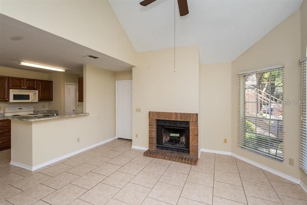 Active With Contract: $184,900 (2 beds, 2 baths, 984 Square Feet)