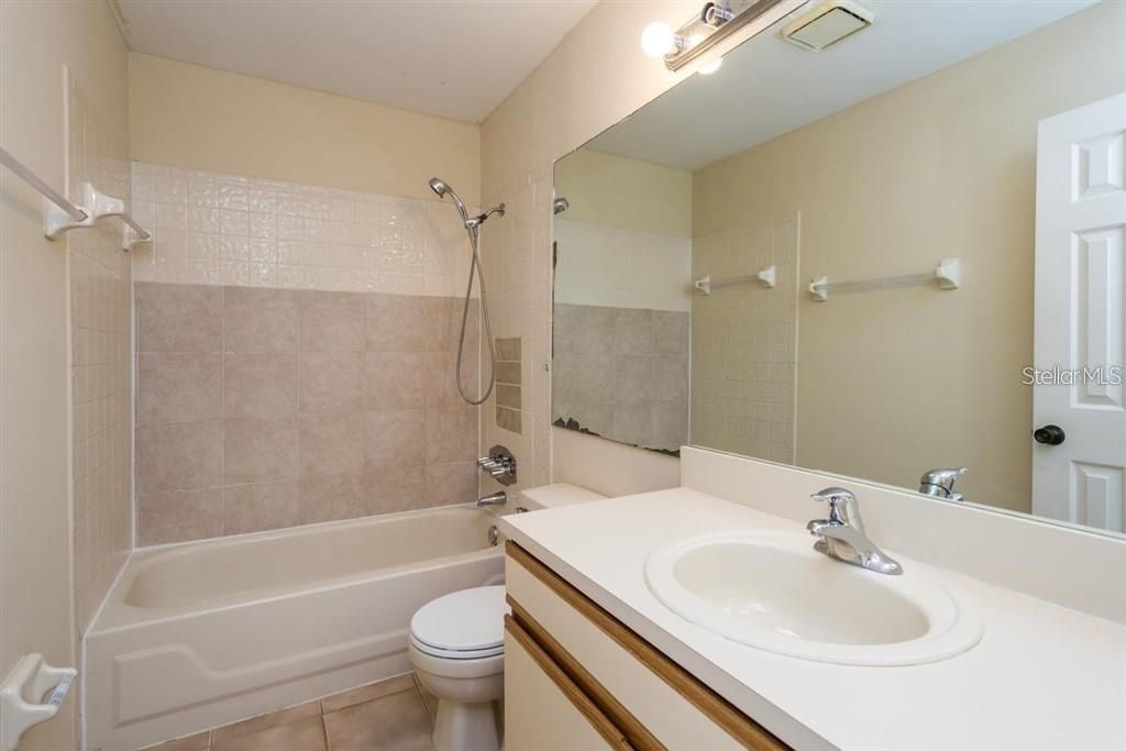 Active With Contract: $184,900 (2 beds, 2 baths, 984 Square Feet)