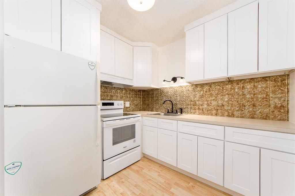 UPDATED KITCHEN WITH NEW GLASS TOP RANGE