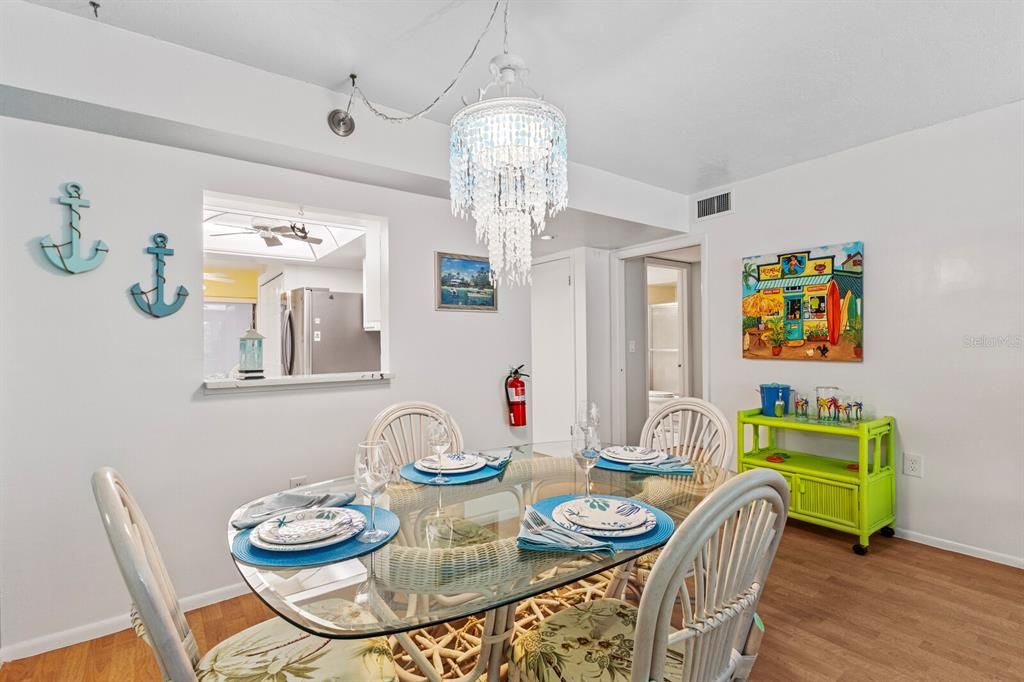 For Sale: $515,000 (2 beds, 2 baths, 1121 Square Feet)