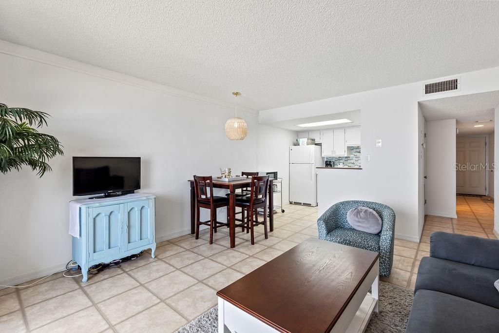 For Sale: $279,000 (2 beds, 2 baths, 925 Square Feet)