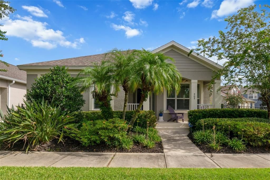 You will not find a more perfect location than the tree-lined streets of the Winter Oaks community in the heart of the Winter Garden golf cart district just a short ride or walk away from Plant Street in Downtown!