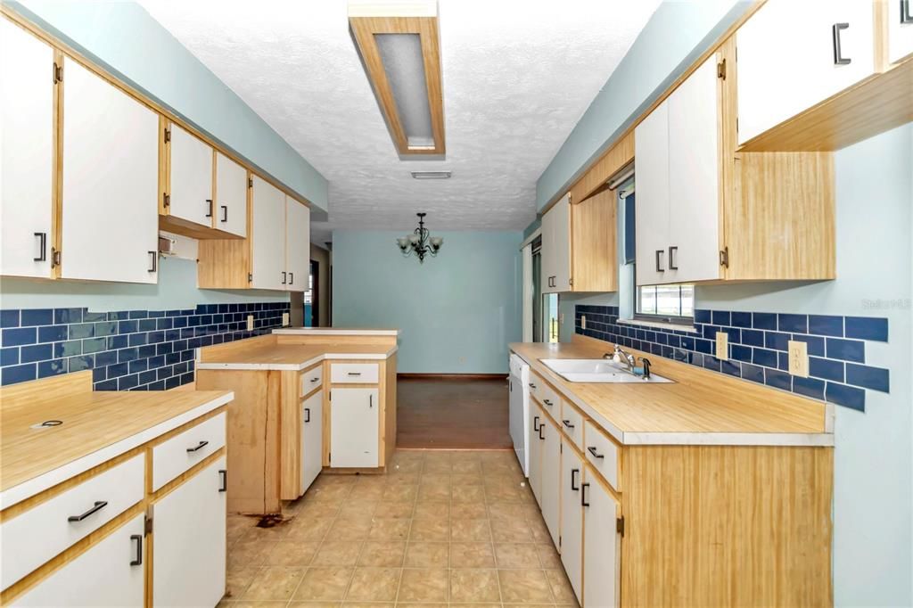 For Sale: $193,000 (2 beds, 2 baths, 980 Square Feet)