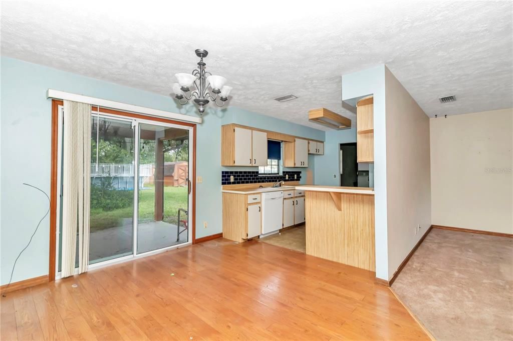 For Sale: $193,000 (2 beds, 2 baths, 980 Square Feet)