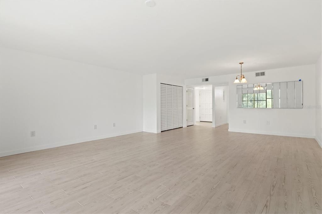 For Sale: $279,000 (2 beds, 2 baths, 1290 Square Feet)