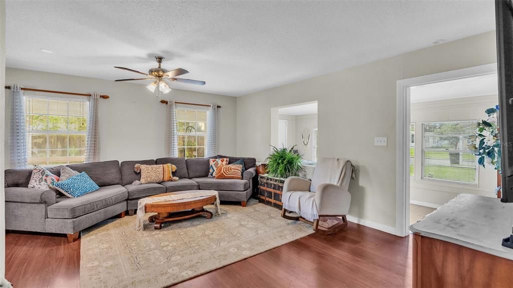 Active With Contract: $304,900 (2 beds, 2 baths, 1218 Square Feet)