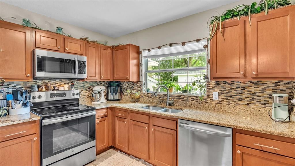 Active With Contract: $304,900 (2 beds, 2 baths, 1218 Square Feet)