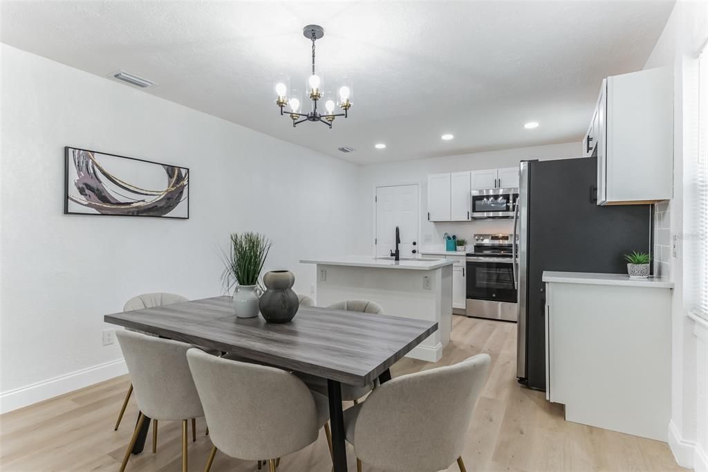 Active With Contract: $189,990 (2 beds, 1 baths, 936 Square Feet)