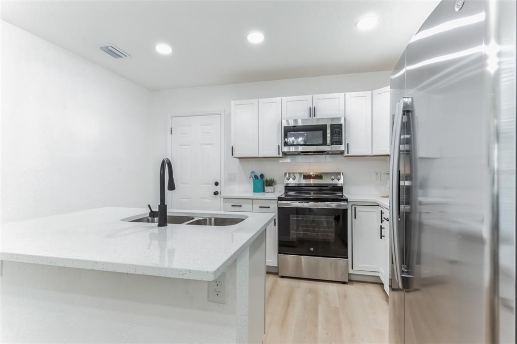 Active With Contract: $189,990 (2 beds, 1 baths, 936 Square Feet)