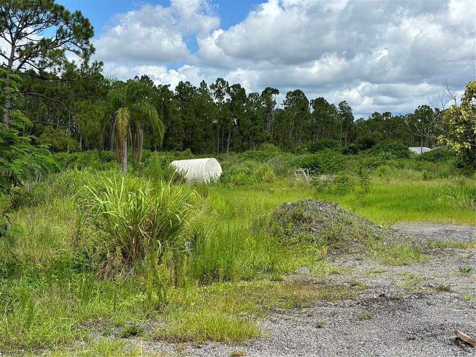 На продажу: $1,100,000 (6.01 acres)